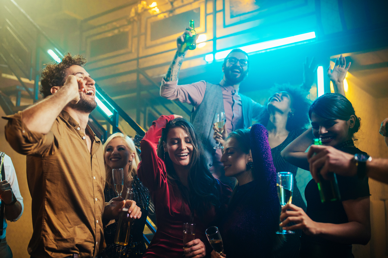 Jongeren met diverse achtergronden dansen in een club.